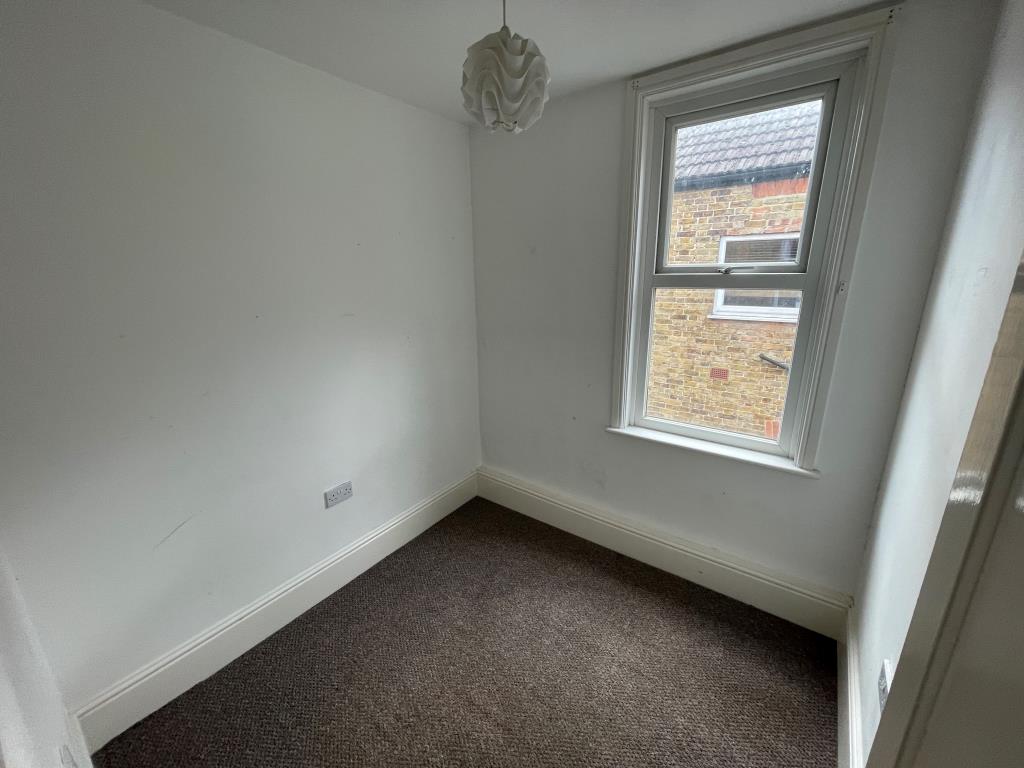 Lot: 110 - PROPERTY ARRANGED AS TWO FLATS - Bedroom two